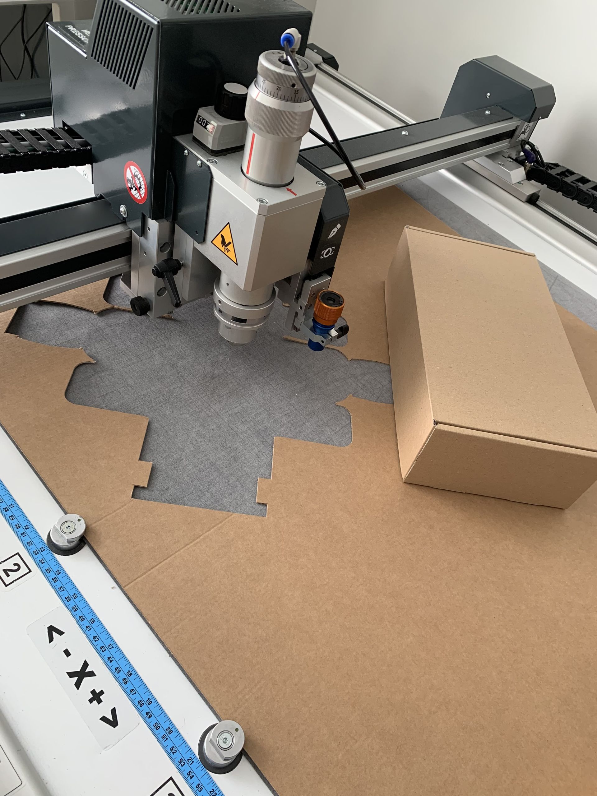 c Taglio di prototipi in cartone con plotter digitale per realizzazioni cartotecniche