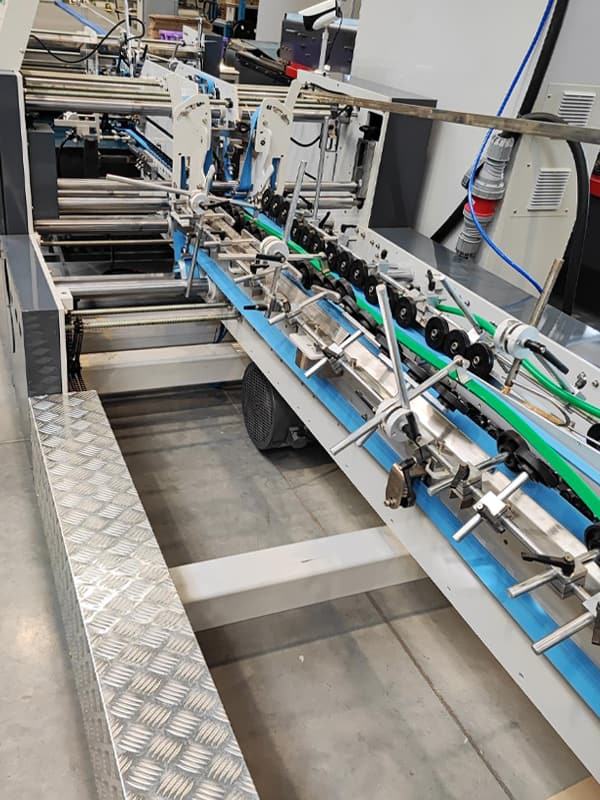 Macchina piegaincollatrice automatica per incollaggi lineari e fondi automatici di scatole - Royal Box Bari
