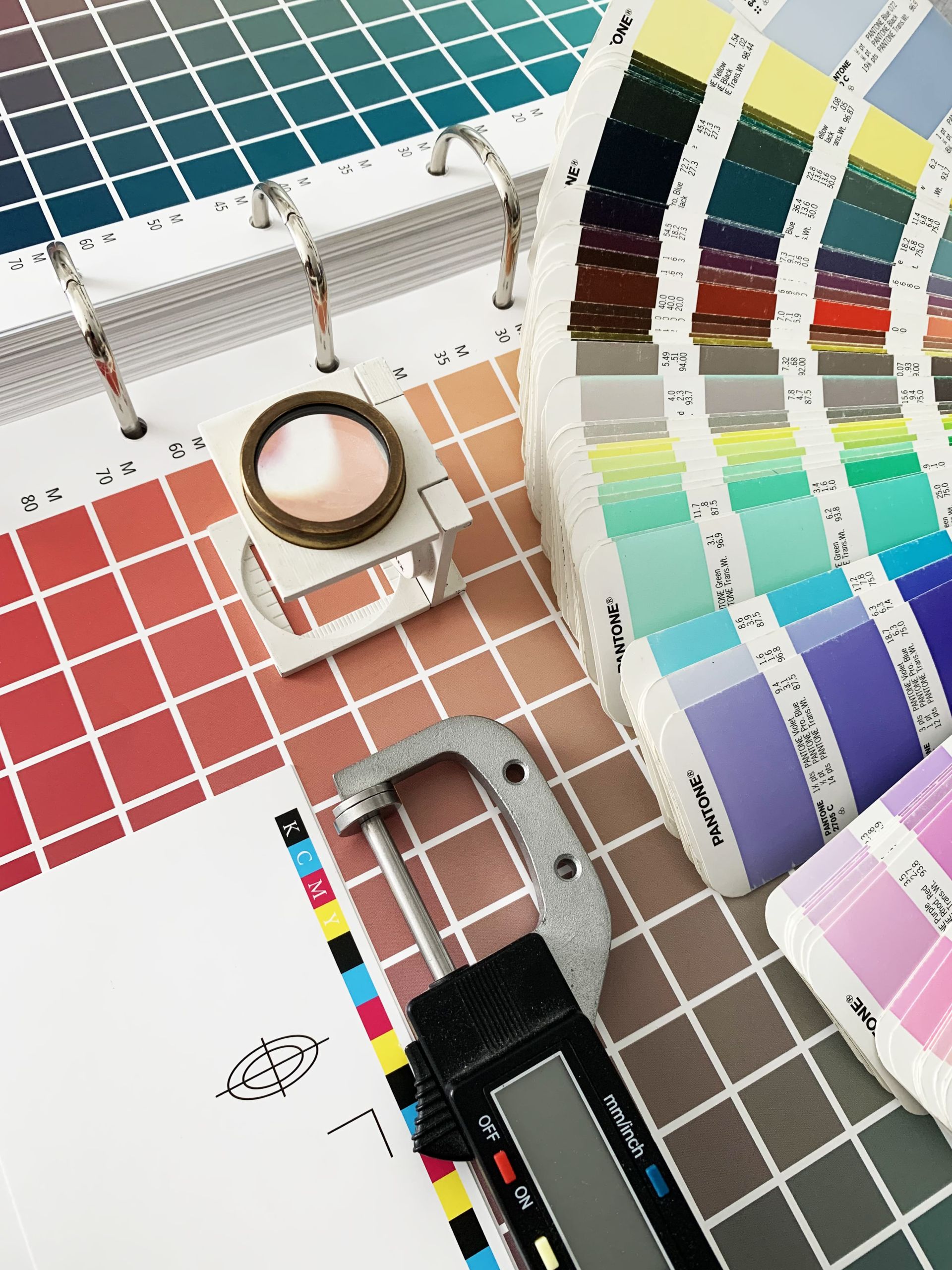 Strumenti per la prestampa e controllo del visto si stampi: mazzette Pantone e libri quadricromie - Royal Box
