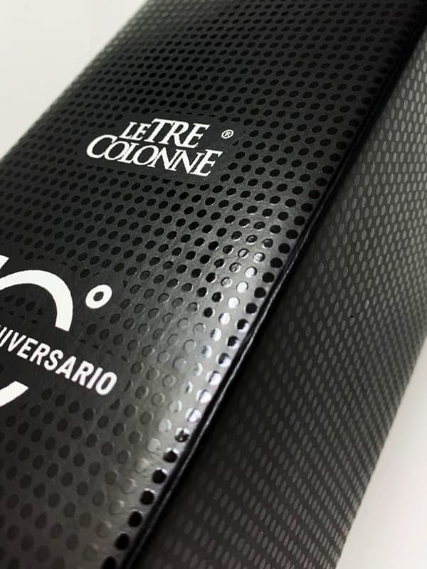Dettaglio serigrafia spot lucida UV su fondo nero opaco - Royal Box Cartotecnica