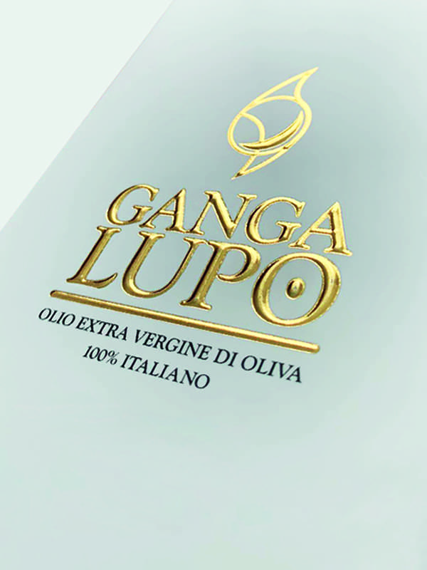 Logo in lamina oro con rilievo embossing 3D su packaging bianco di lusso - Royal Box Bari