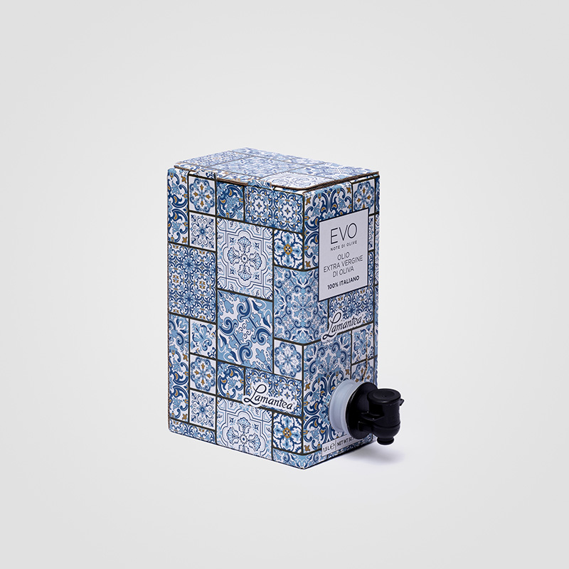 Bag in Box da 1.5 Litri per Olio EVO Lamantea Bisceglie con grafica a maiolica blu
