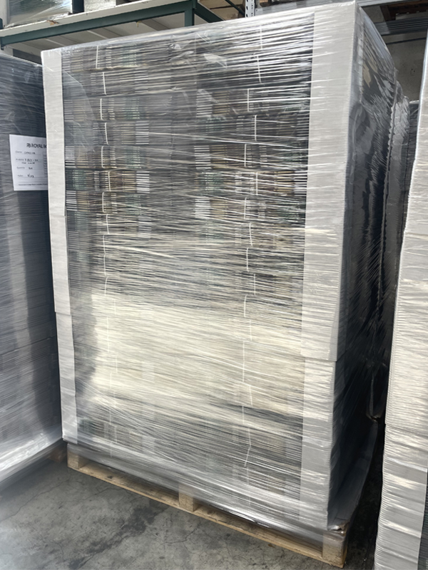 Pedana di imballaggi personalizzati Royal Box pallettizzata e protetta con film estensibile per la consegna sicura al cliente.