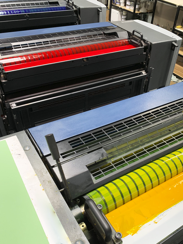 Macchina da stampa offset industriale con rulli inchiostratori per packaging personalizzato