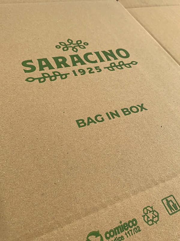 Dettaglio di stampa flessografica verde su cartone ondulato per imballo americano Bag in Box Saracino 1925.