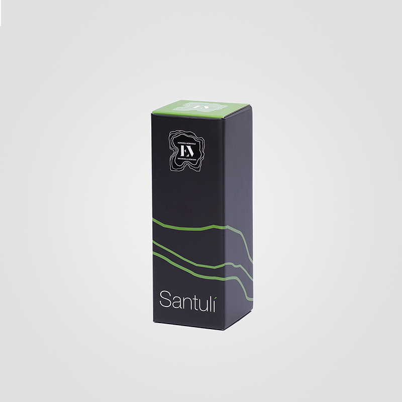 Astuccio chiuso Olio Santulì: packaging premium in cartone microonda nero con grafiche verdi e serigrafia lucida.