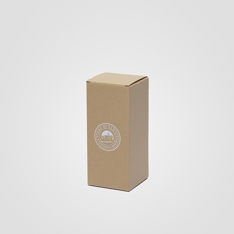 Astuccio per bottiglia 500ml in cartone microonda avana e carta Materica Kraft con logo Terre di San Vito stampato a caldo in bianco.