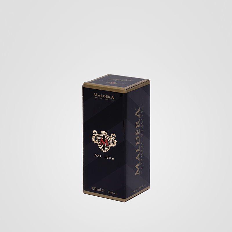 Astuccio personalizzato con apertura farmaceutica per bottiglia 250 ml, stampa offset nero e oro, dettagli in serigrafia lucida e logo in lamina oro a caldo realizzato da Royal Box srl.