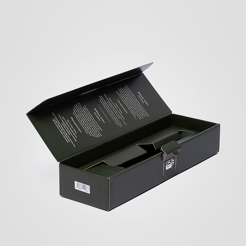 Scatola a libro con stampa a caldo argento per una bottiglia di olio evo premium Galantino.