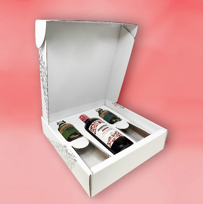 Cofanetto automontante in microonda accoppiata di Cartotecnica Royal Box con divisorio sagomato per 3 bottiglie di vino, liquori o olio e bicchieri